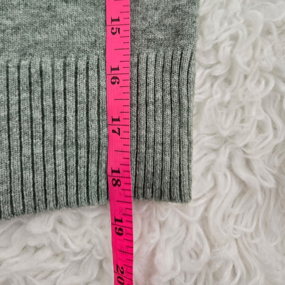 Cyrus short sleeve soft sweater V-neckline Size Small. New without tags. - Picture 5 of 7